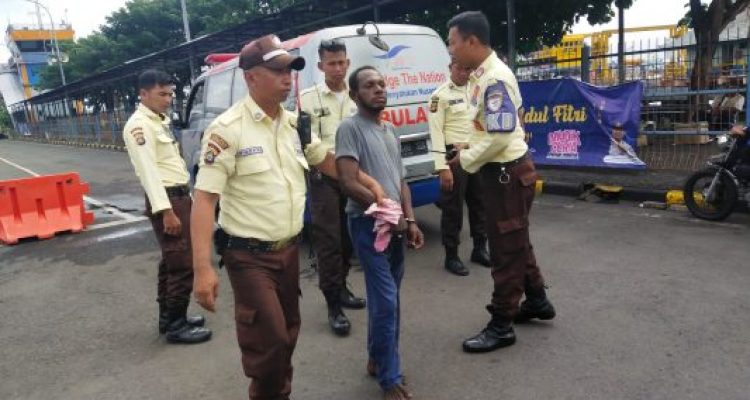 Ket poto: pria diduga ODGJ diamankan petugas Pelabuhan Gilimanuk