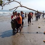 Ket poto: korban dievakuasi tim gabungan dari pantai