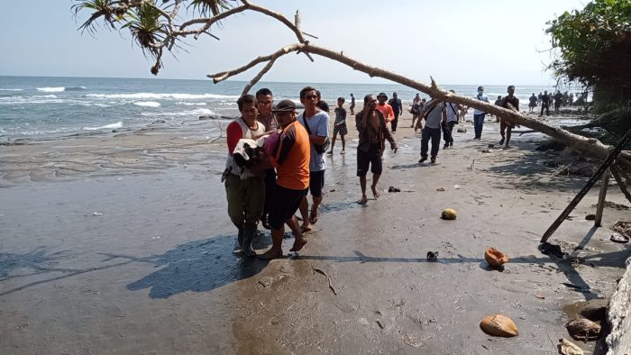 Ket poto: korban dievakuasi tim gabungan dari pantai