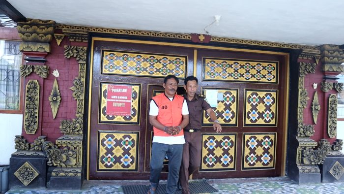 Ket poto: Petugas Kejari Jembrana menjemput tersangka di Rutan Negara