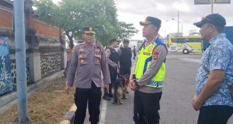 Ket poto: Kapolres Jembrana AKBP Endang Tri Purwanto dampingi Direktorat Pembinaan Potensi Masyarakat Korps Pembinaan Masyarakat Badan Pemelihara Keamanan (Dirbinpotmas Korbinmas Baharkam) Polri Brigjen Pol Edy Murbowo SIK MSi saat pemantauan di Pelabuhan Gilimanuk Ket poto: Kapolres Jembrana AKBP Endang Tri Purwanto dampingi Direktorat Pembinaan Potensi Masyarakat Korps Pembinaan Masyarakat Badan Pemelihara Keamanan (Dirbinpotmas Korbinmas Baharkam) Polri Brigjen Pol Edy Murbowo SIK MSi saat pemantauan di Pelabuhan Gilimanuk