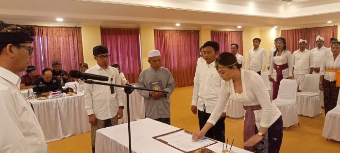 Ket poto: KPU Jembrana lantik 25 calon anggota PPK di Hotel Jimbarwana
