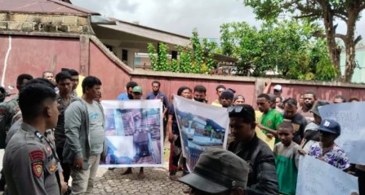 Ket poto: aksi demo di Sorong