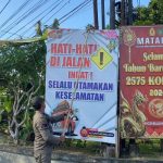 Ket poto: Petugas Satpol PP menertibakan salah satu baliho kedaluarsa