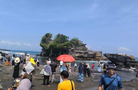 Ket poto: Kunjungan wisatawan ke Tanah Lot. Foto/ist