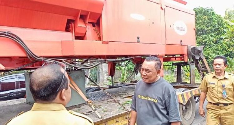 Ket poto: Bupati Jembrana cek mesin pengolahan sampah yang baru tiba dari Jakarta