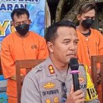 Ket poto: Kapolres Jembrana saat ungkap kasus penyelundupan penyu hijau