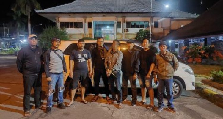 Ket Poto: Satpolair Polres Jembrana bekuk pemilik perahu kasus penyelundupan peyu hijau di Gilimanuk Ket Poto: Satpolair Polres Jembrana bekuk pemilik perahu kasus penyelundupan peyu hijau di Gilimanuk