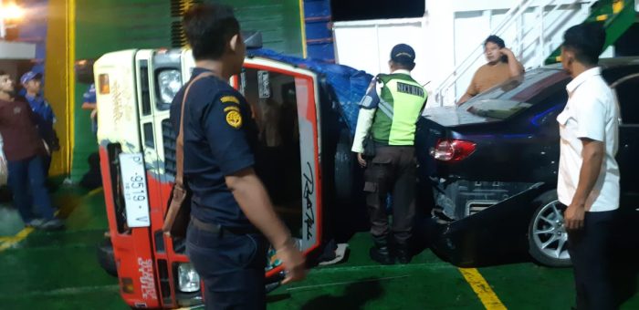 Ket poto: petugas kepolisian mengecek kondisi pikap yang terguling di kapal
