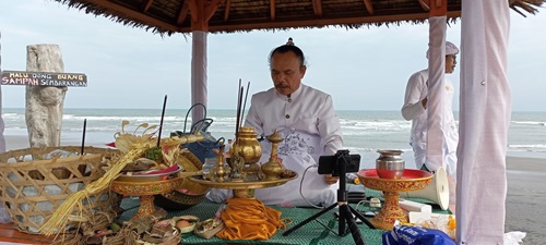 Pinisepuh Pasraman Sastra Kencana Guru Nabe Budiarsa