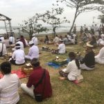 Ket poto: Proses pengelukatan rangda tiga di pantai Rambut Siwi Ket poto: Proses pengelukatan rangda tiga di pantai Rambut Siwi