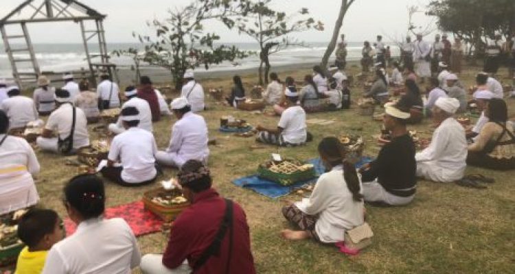 Ket poto: Proses pengelukatan rangda tiga di pantai Rambut Siwi Ket poto: Proses pengelukatan rangda tiga di pantai Rambut Siwi