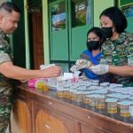 Ket poto: Dandim Letkol Inf. Muhammad Adriansyah beserta Kasdim menyerahkan urine untuk di tes Ket poto: Dandim Letkol Inf. Muhammad Adriansyah beserta Kasdim menyerahkan urine untuk di tes