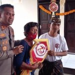 Ket poto: Kapolres Jembrana AKBP Endang Purwanto menyerahkan kunci rumah baru kepada salah satu warga di Desa Warnasari Ket poto: Kapolres Jembrana AKBP Endang Purwanto menyerahkan kunci rumah baru kepada salah satu warga di Desa Warnasari