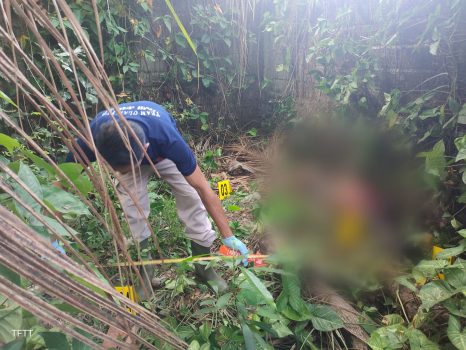 Ket poto: Tim Inafis Polres Jembrana sedang mengecek mayat perempuan misterius