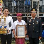 Ket poto: Perbekel Desa Penyaringan I Made Dresta bersama Kasat Binmas Polres Jembrana AKP I Ketut Widiarta 