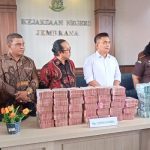 Ket poto: Ipat bersama kuasa hukum Gede Winasa serahkan uang denda dan uang pengganti ke Kajari Jembrana