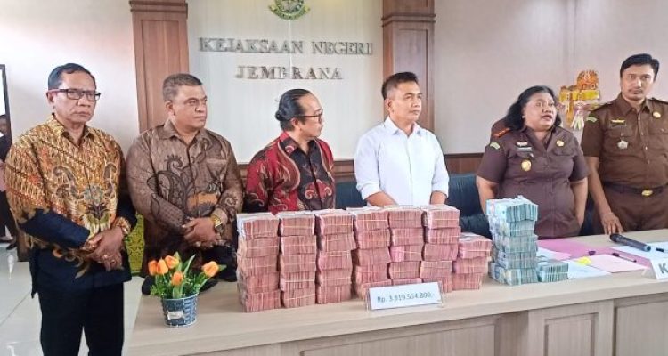 Ket poto: Ipat bersama kuasa hukum Gede Winasa serahkan uang denda dan uang pengganti ke Kajari Jembrana