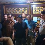 Ket poto: I Gede Winasa saat keluar dari pintu Rutan Negara didampingi kuasa hukumnya Ket poto: I Gede Winasa saat keluar dari pintu Rutan Negara didampingi kuasa hukumnya
