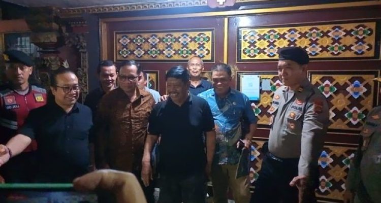 Ket poto: I Gede Winasa saat keluar dari pintu Rutan Negara didampingi kuasa hukumnya