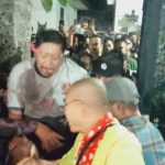 Ket poto: Saat Gede Winasa digendong warga dikediamannya Ket poto: Saat Gede Winasa digendong warga dikediamannya