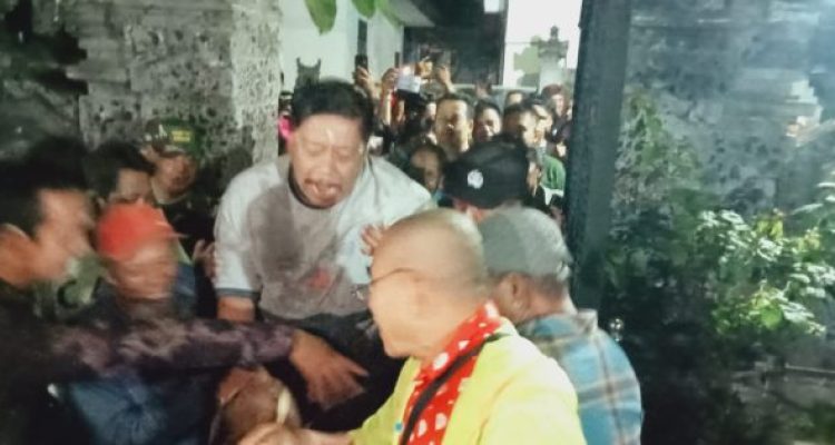 Ket poto: Saat Gede Winasa digendong warga dikediamannya
