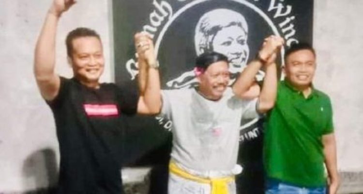 Ket poto: Gede Winasa bersama anaknya Gede Ngurah Patrianan Krisna dan Ketua DPC PDI Perjuangan Jembrana I Made Kembang Hartawan