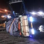 Ket poto: teruk muatan serbuk kayu terguling di Pelabuhan Gilimanuk