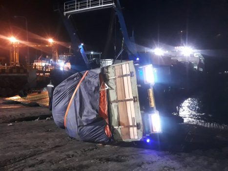 Ket poto: teruk muatan serbuk kayu terguling di Pelabuhan Gilimanuk