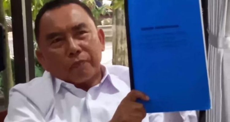 Ket poto: Bupati Jembrana I Nengah Tamba menunjukan buku kesepakatan bersama dengan Wakil Bupati Jembrana I Gede Ngurah Patriana Krisna