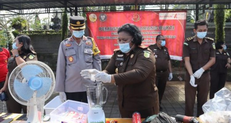 Ket poto: Proses pnghancuran pil koplo dengan cara di blender