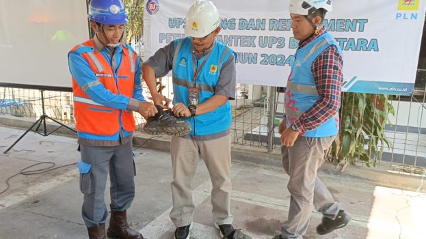 Ket poto: Pengecekan APD bagi para petugas Yantek oleh Unit Pelaksana Pelanggan (UP3) PLN Bali Utara