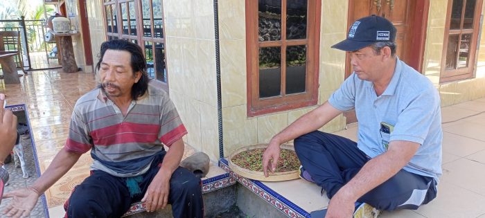 Ket poto: Kelian Adat Banjar palungan Batu (kiri) bersama Tim Keswan Kesmavet Jembrana (kanan)