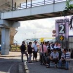 Ket poto: Penumpang kapal yang akan menyebrang ke Jawa tertahan di Pelabuhan Gilimanuk