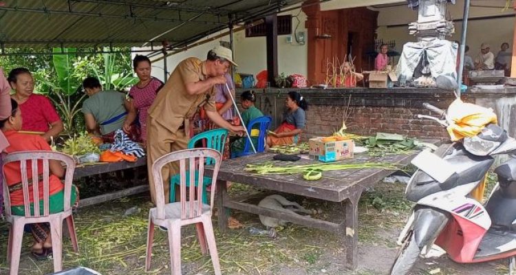 Ket poto: Vaksinasi rabies di salah satu Bali Tempek di Banjar Palungan Batu
