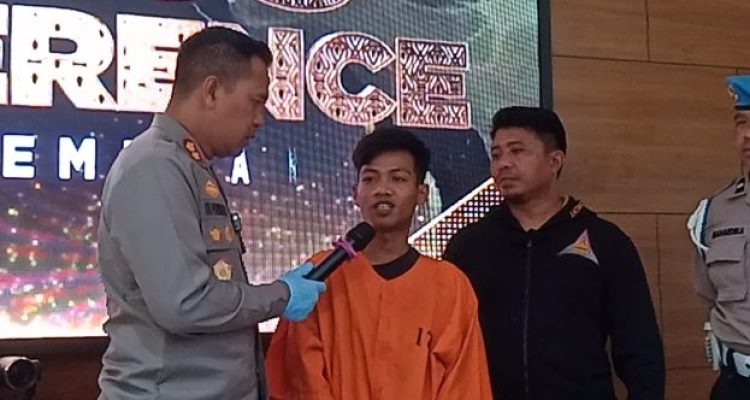 Ket poto: Pelaku pencurian sepeda motor di Masjid Banyubiru, diintrogasi Kapolres Jembrana