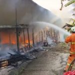 Ket poto: Damkar Jembrana sedang berusaha memadamkan api di kandang ayam