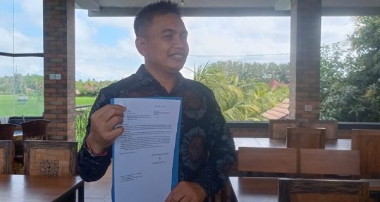Ket poto: Wakil Bupati Jembrana I Gede Ngurah Patriana Krisna menunjukan surat pengunduran diri sebagai wakil bupati