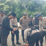Ket poto: Petugas kepolisian sedang mengecek box misterius di areal Pura Segara Rupek Gilimanuk