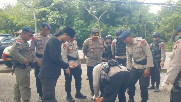 Ket poto: Petugas kepolisian sedang mengecek box misterius di areal Pura Segara Rupek Gilimanuk