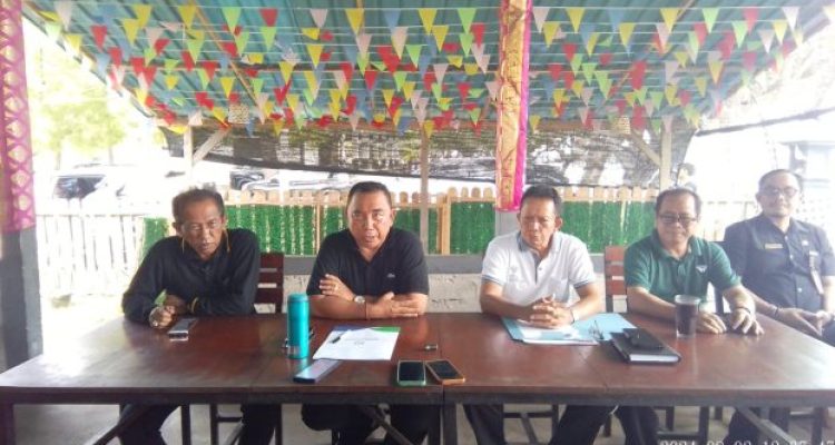 Ket poto: Bupati Jembrana tanggapi surat pengunduran diri wakil bupati dalam jumpa pers