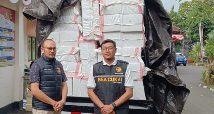 Ket poto: Kanit 4 Polres Jembrana bersama petugas Bea Cukai Denpasar Ket poto: Kanit 4 Polres Jembrana bersama petugas Bea Cukai Denpasar