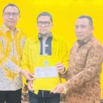 Ket poto: Waketum Pemenangan Pemilu DPP Partai Golkar, Dr. Ahmad Doli Kurnia serahkan surat rekomendasi kepada I Made Suardana bersama I Nengah Tamba di Jakarta pada Rabu 7 Agustus 2024