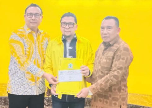 Ket poto: Waketum Pemenangan Pemilu DPP Partai Golkar, Dr. Ahmad Doli Kurnia serahkan surat rekomendasi kepada I Made Suardana bersama I Nengah Tamba di Jakarta pada Rabu 7 Agustus 2024