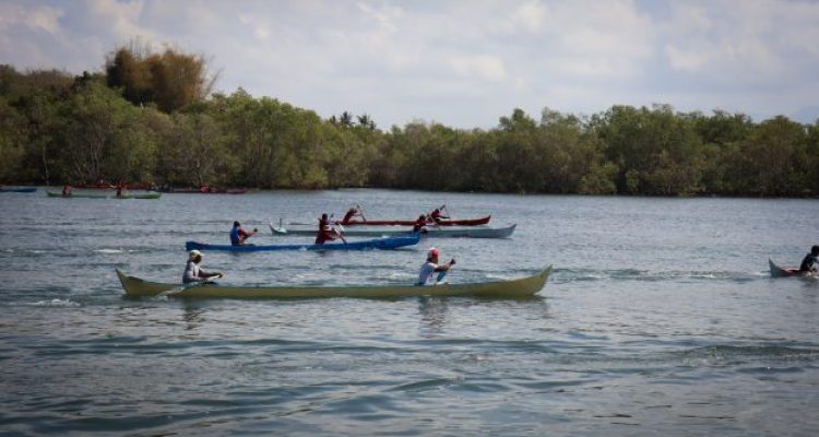 Ket poto: Peserta lomba sampan tradisional star di pantai Perancak Ket poto: Peserta lomba sampan tradisional star di pantai Perancak