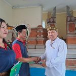 Ket poto: Karutan Kelas IIB Negara serahkan resmisi kepada salah satu WPB