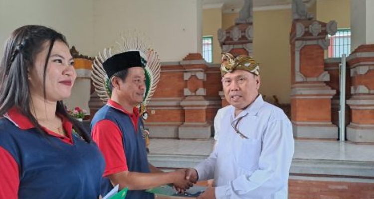 Ket poto: Karutan Kelas IIB Negara serahkan resmisi kepada salah satu WPB