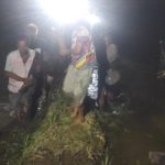 Ket poto: Korban saat dievakuasi dari sawah tempat korban ditemukan meninggal dunia