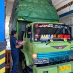 Ket poto: salah satu truk kelebihan muatan sedang di cek petugas UPPKB Cekik