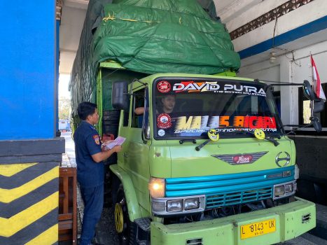 Ket poto: salah satu truk kelebihan muatan sedang di cek petugas UPPKB Cekik
